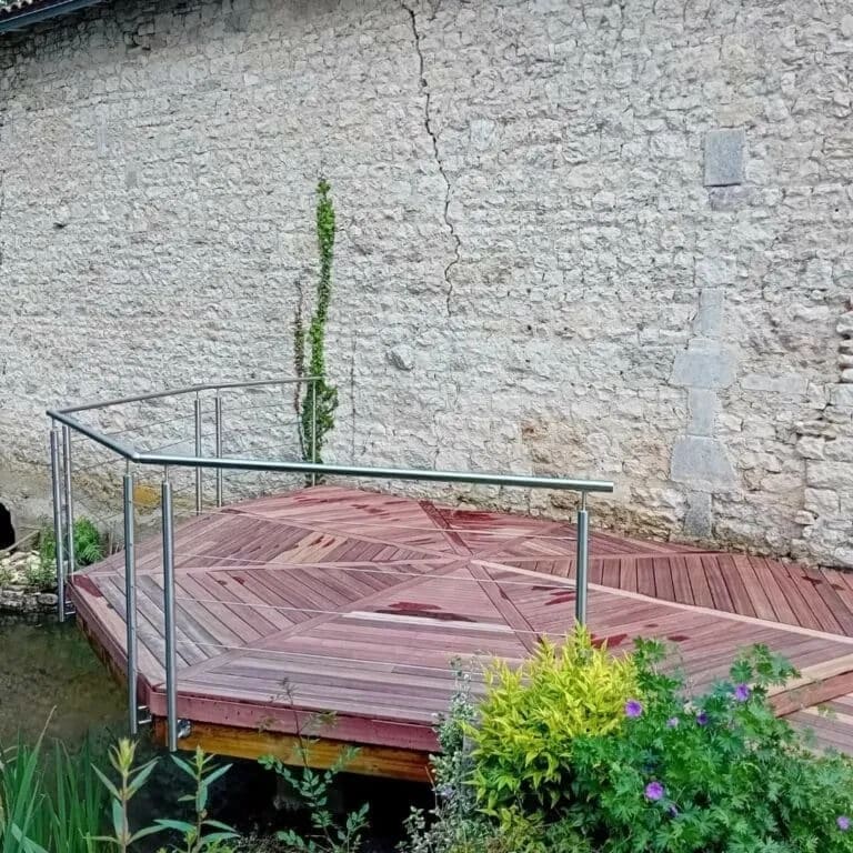 Pose de lames de bois exotique stables et robustes pour une terrasse extérieure durable.