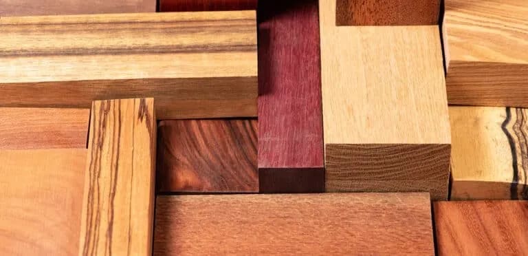 Détails du veinage et de la teinte chaleureuse d'une essence de bois exotique Ipé.