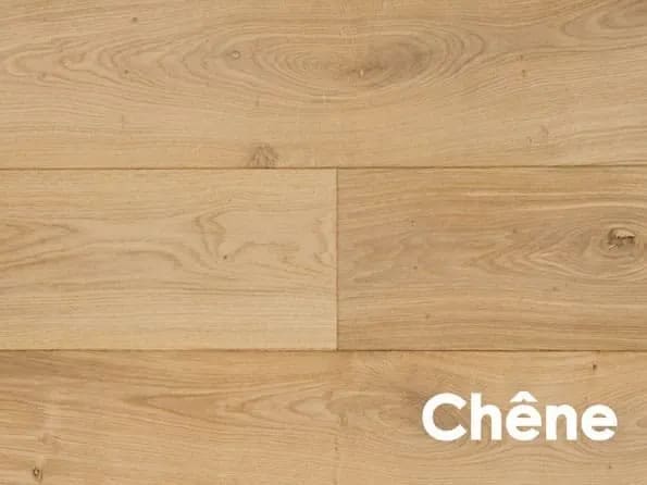 Pose flottante d'un parquet contrecollé dans une pièce de vie épurée.