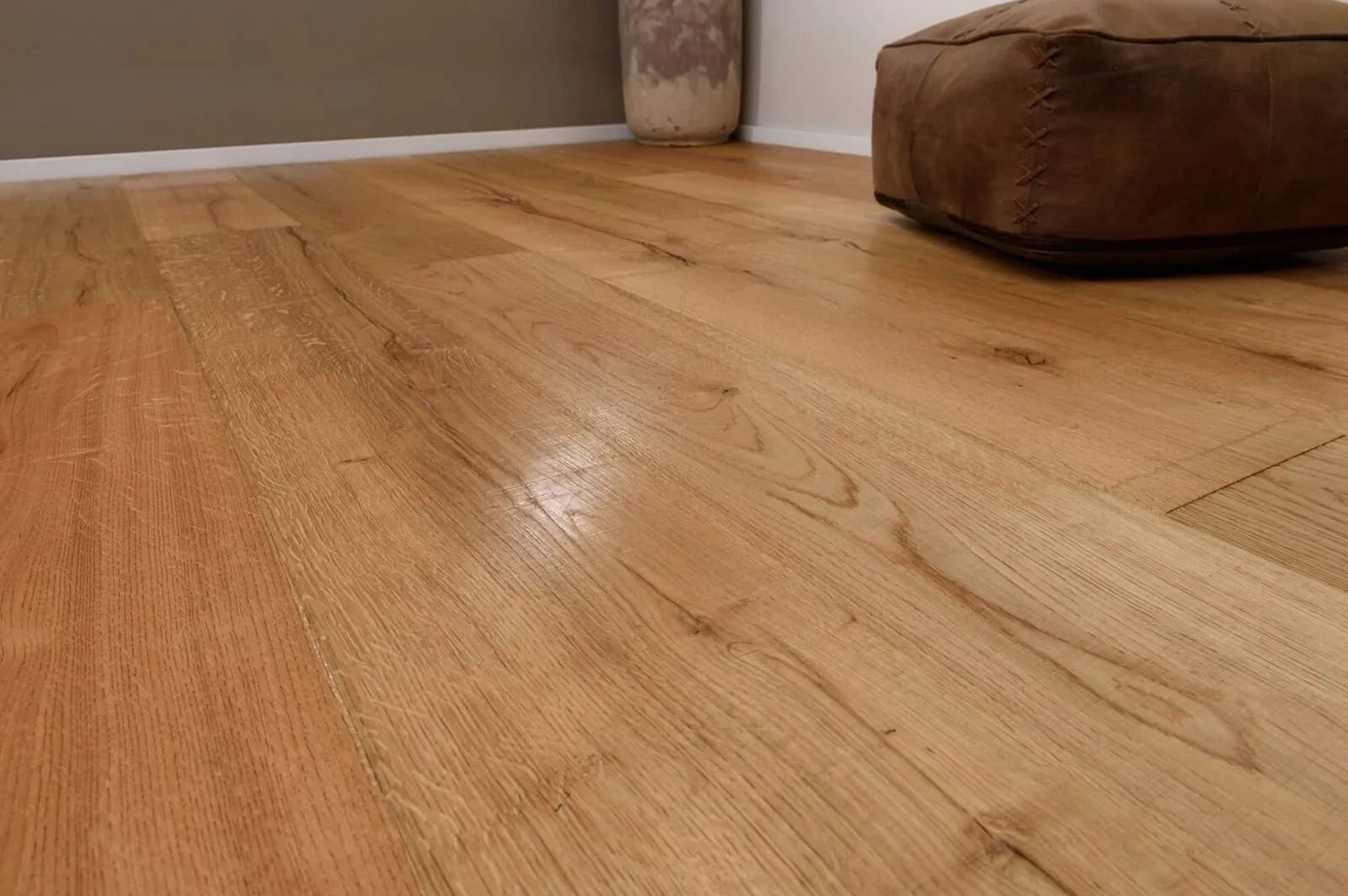 Pose d'un parquet à bâton rompu pour un style classique et élégant.