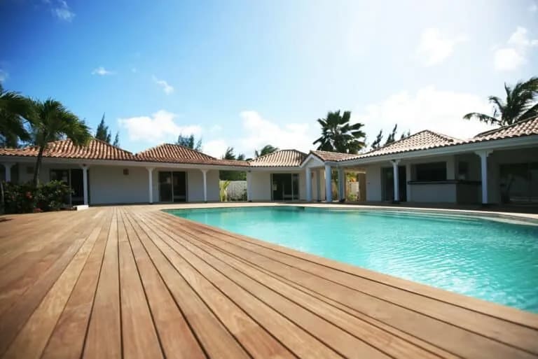 Fixations invisibles Növlek installées entre deux lames de terrasse en bois pour un rendu esthétique et régulier.