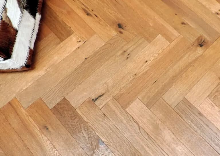 Finition huilée sur un parquet en chêne soulignant les veines naturelles du bois massif.