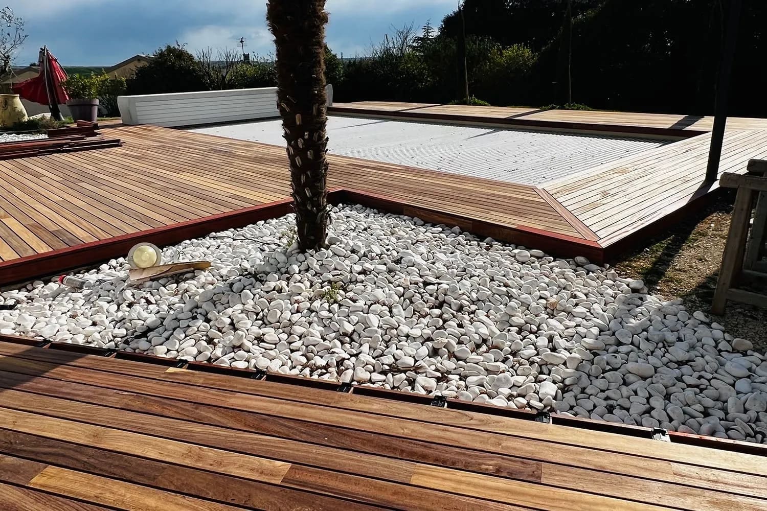 Massifs intégrés dans la terrasse bois