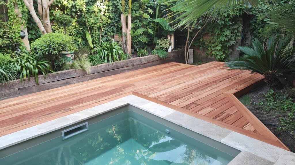 Muiracatiara : terrasse piscine en bois exotique 20 m²