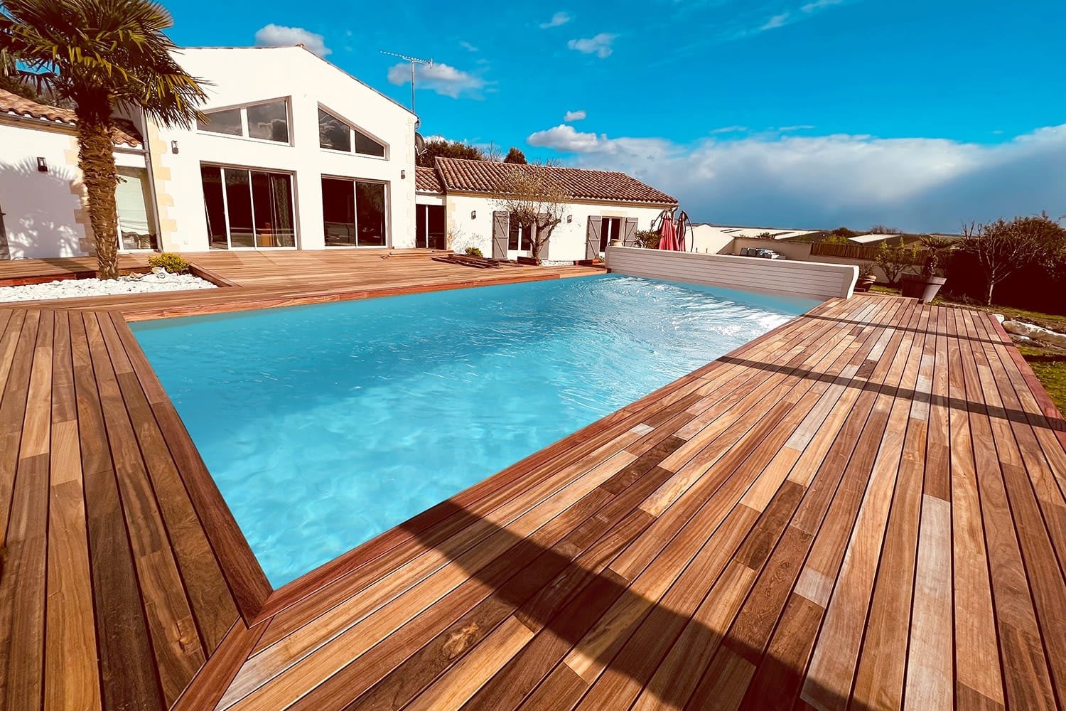 Terrasse bois exotique Padouk de 150 m2 fixation invisible