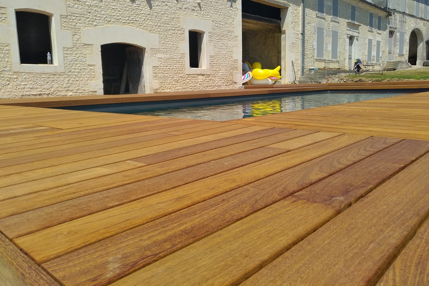 Terrasse bois exotique IPE installée auprès d'une piscine