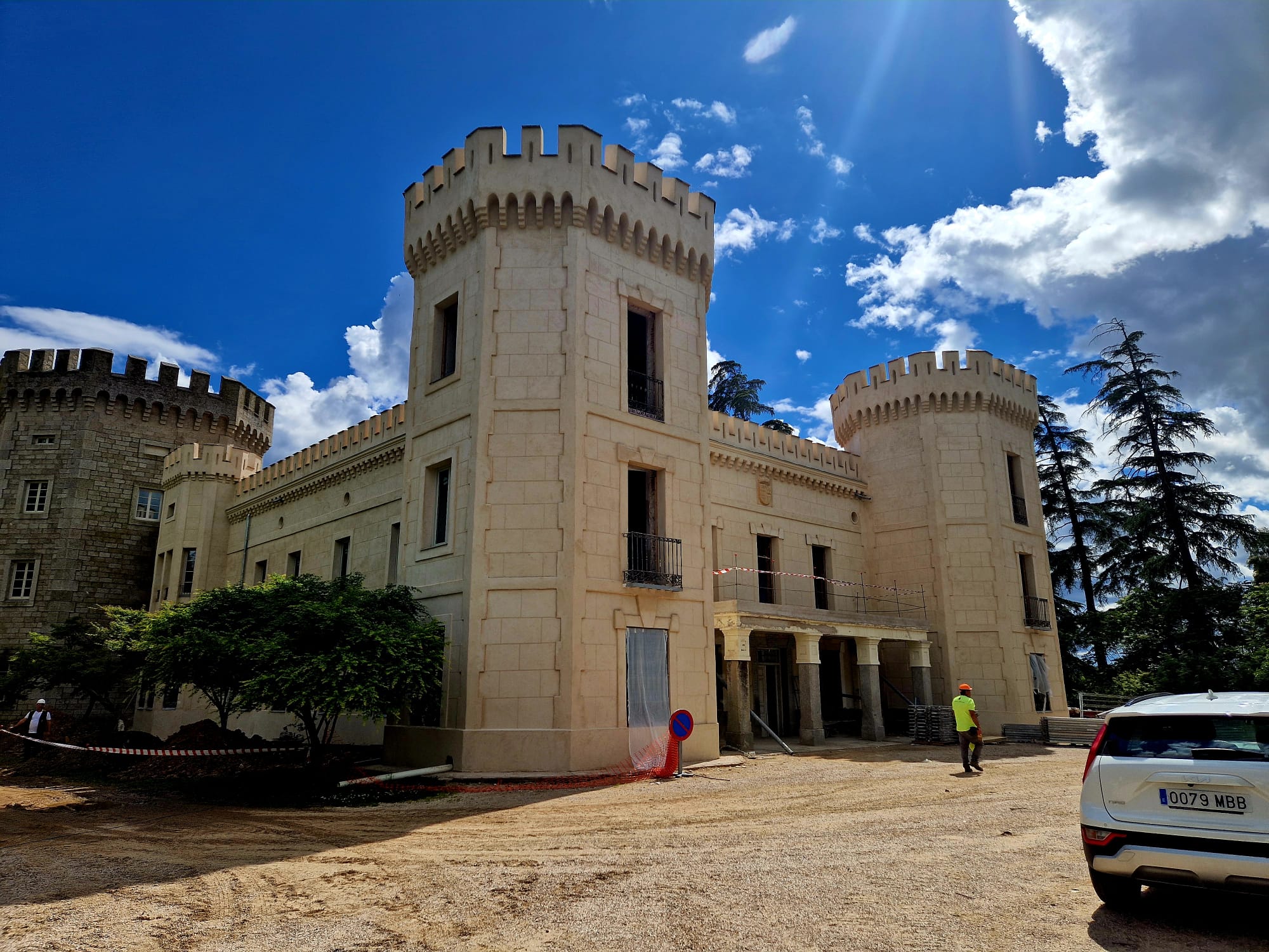 Vista exterior de las obras de rehabilitación en la fachada del Palacio El Rincón
