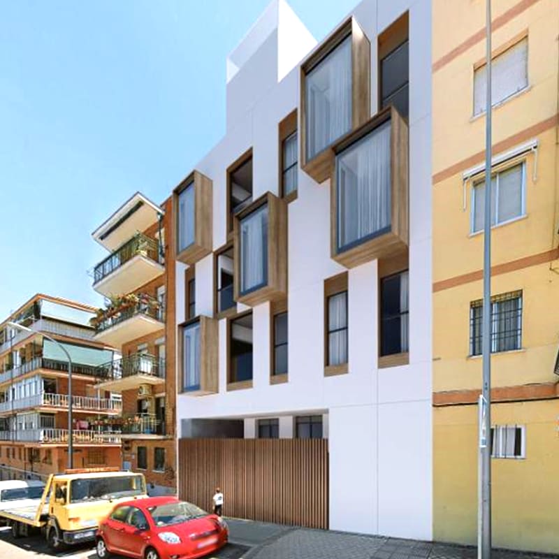 Vista exterior de edificio residencial en Carabanchel tras la dirección de obra