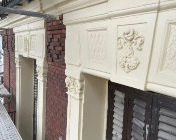 Detalle de la fachada rehabilitada con protección histórica en calle Jorge Juan, Madrid