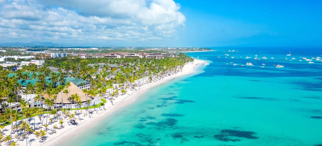 Vista aérea elevada da costa de Punta Cana