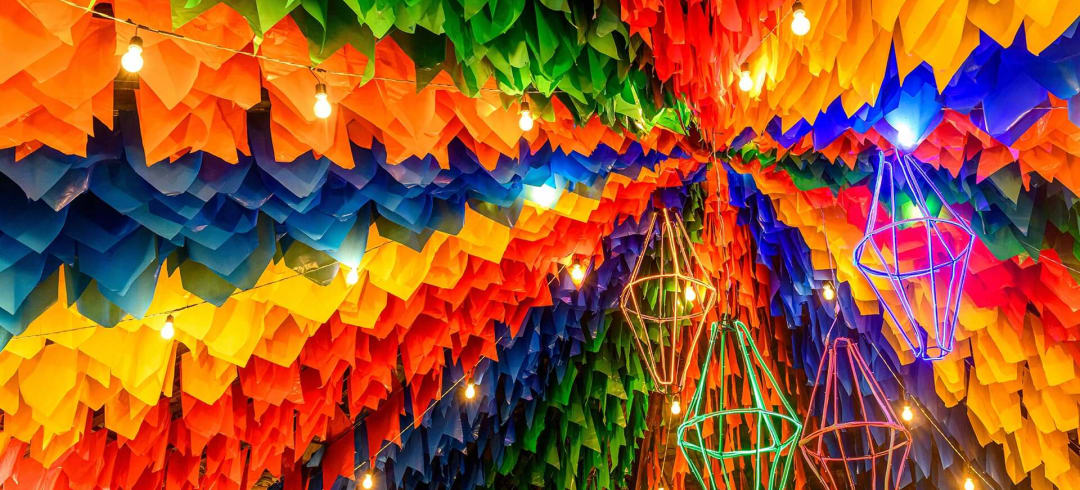 Bandeiras coloridas e balão para festa de São João