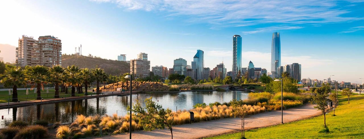 Edifícios nos bairros de Las Condes e Providencia e a lagoa do Parque Bicentenário em Vitacura
