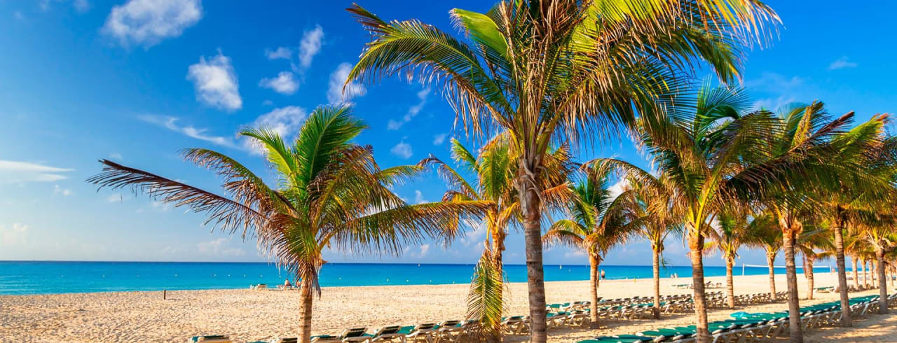 Praia no mar do Caribe em Playa del Carmen