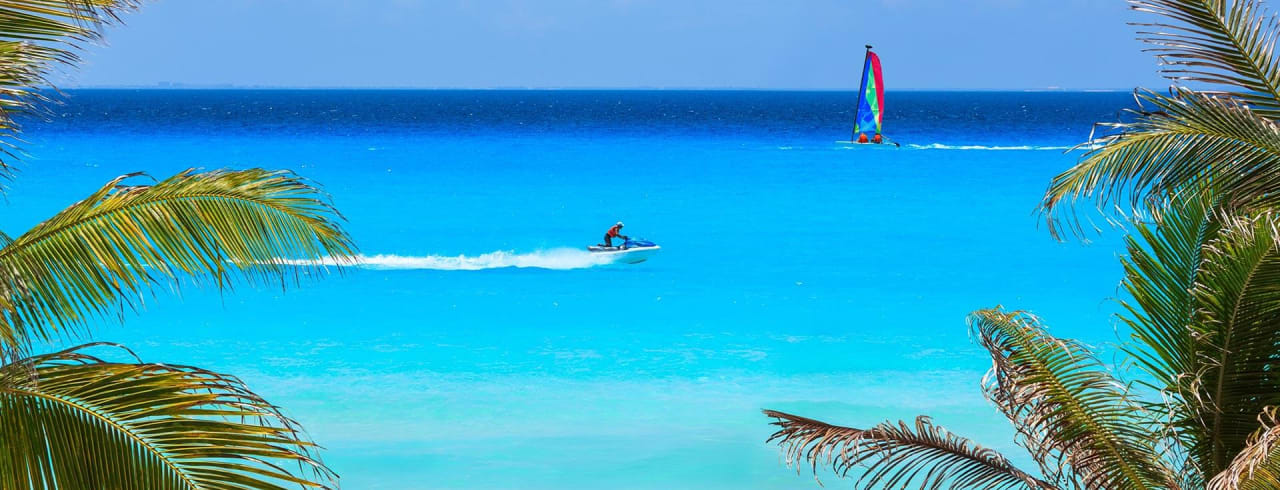 Praia no mar do Caribe em Playa del Carmen