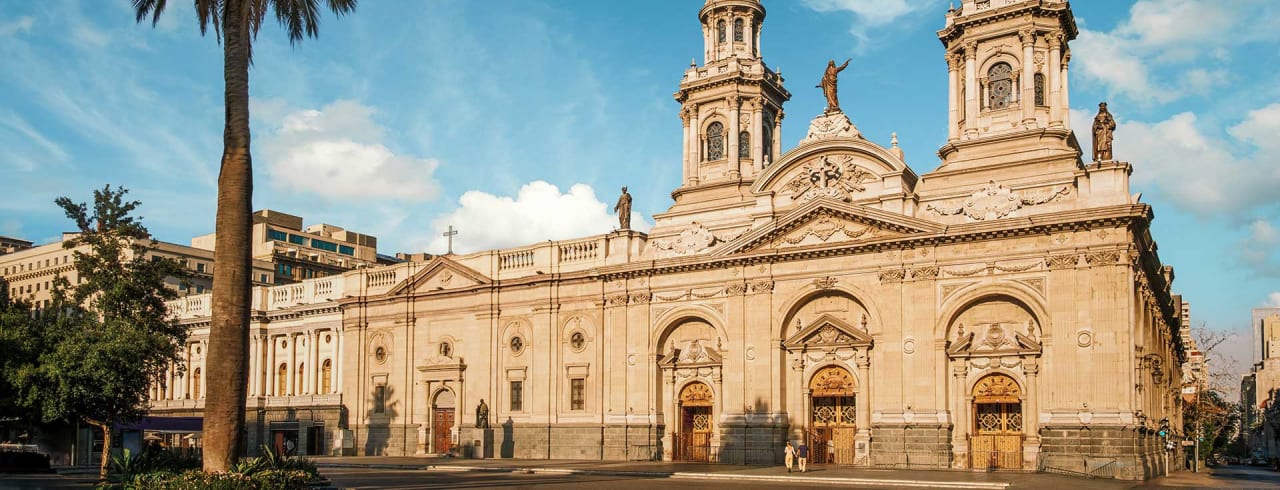 O exterior da Catedral Metropolitana de Santiago
