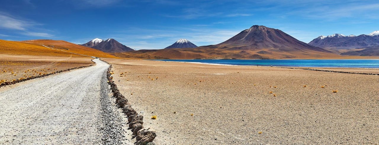 Estradas e paisagem em torno da lagoa Miscanti perto de San Pedro