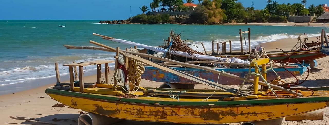 Barcos na praia de Jacumã, Conde