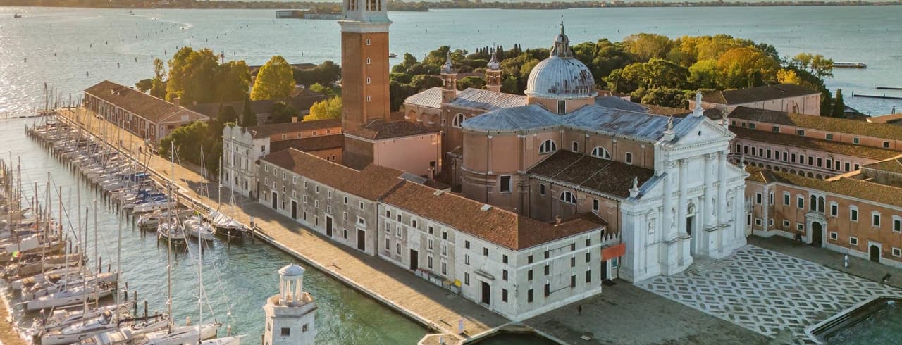 Vista aérea da ilha de San Giorgio Maggiore e do Grande Canal em Veneza