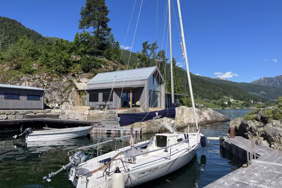 Missing alternative text