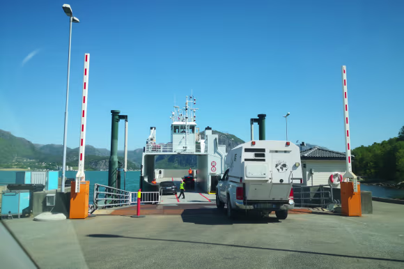 Ferja som går mellom Lauvvik og Oanes.