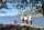 En dame som kikker utover Lysefjorden fra utsiktspunktet på Høllesli.