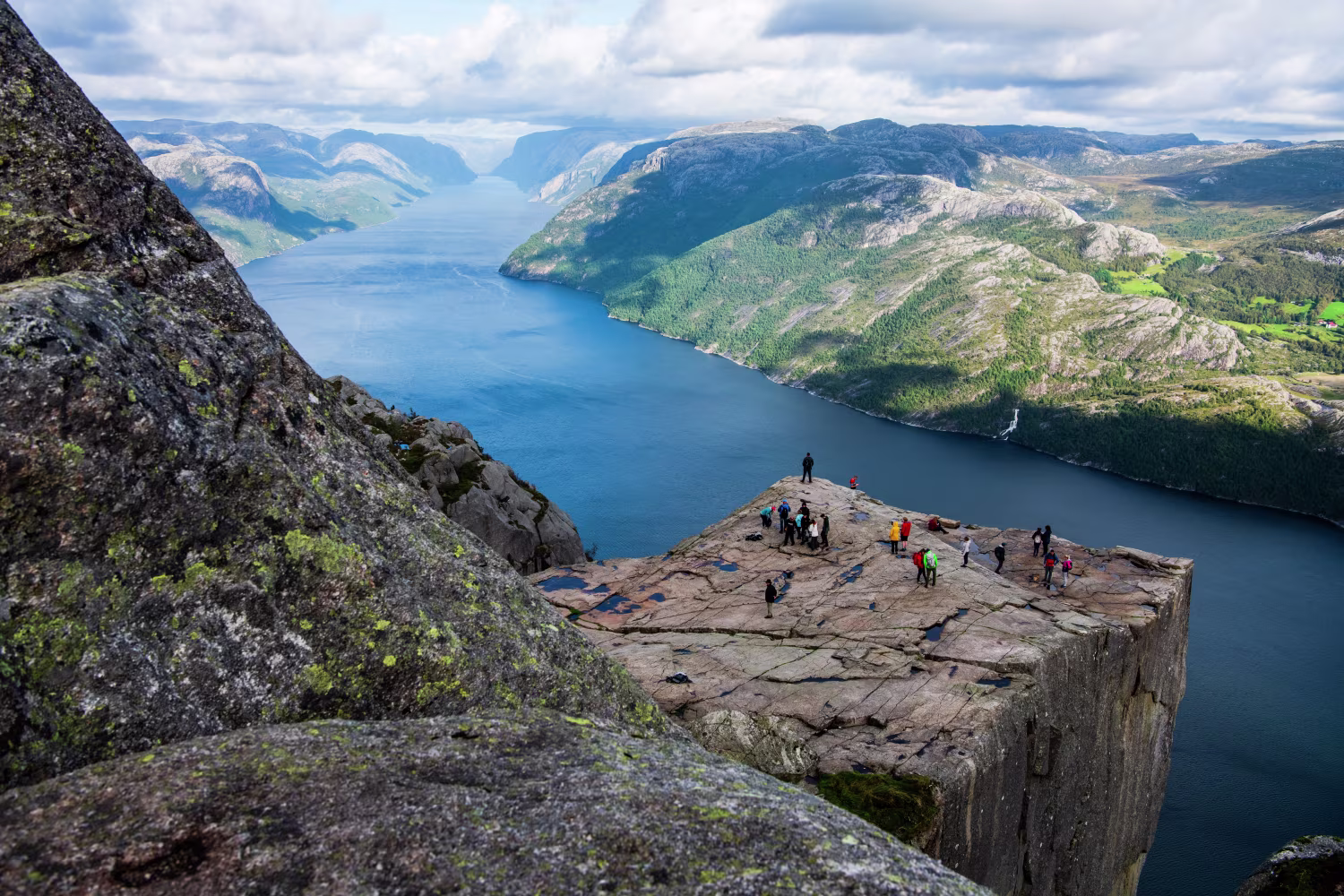 Flere folk som er på platået til Preikestolen.