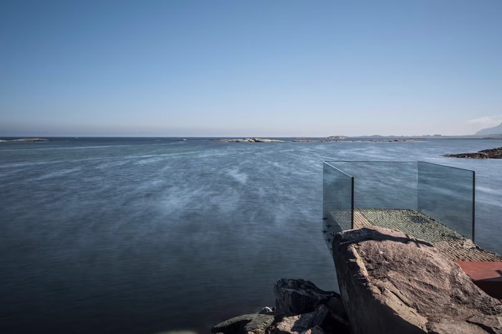 Der Aussichtspunkt in Askevågen bietet die Möglichkeit, den Atlantik hautnah zu erleben.