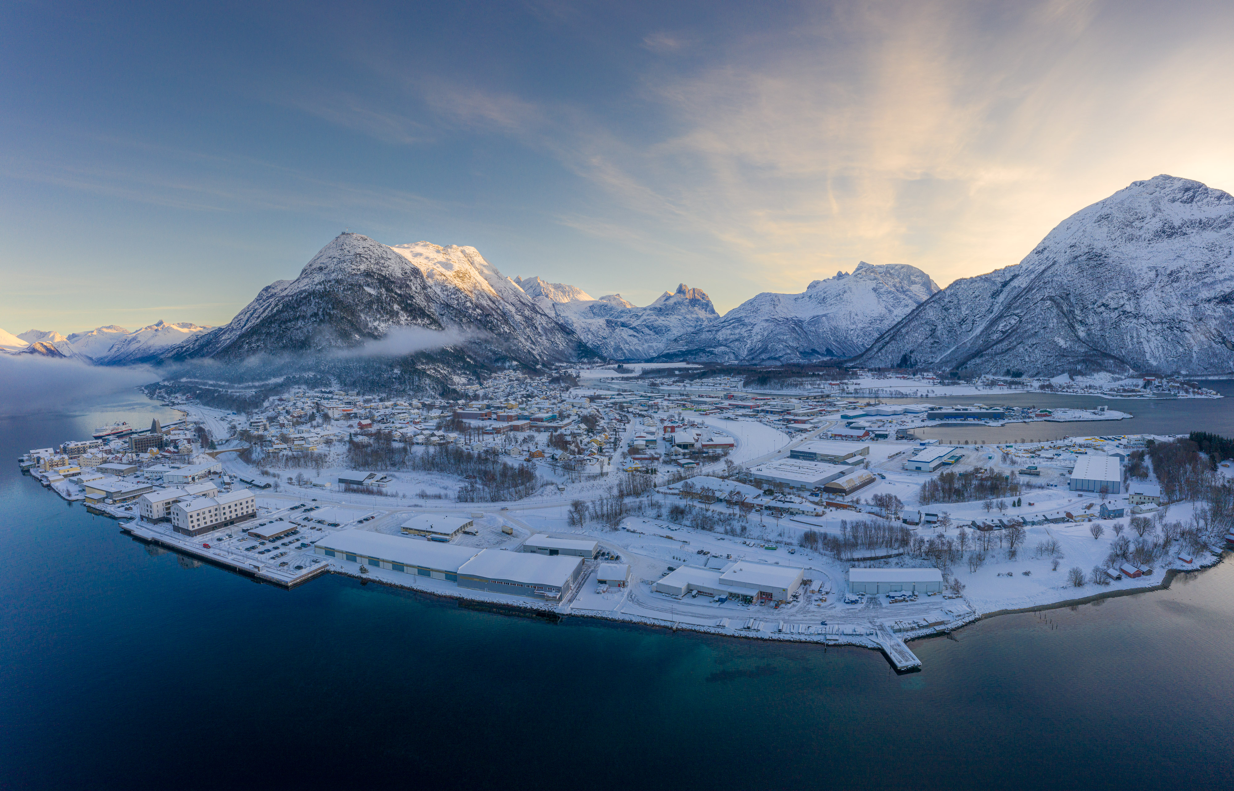 Winter awakens adrenaline in the mountains and serenity in the fjords -  Fjord Norway, image size:4000x2565