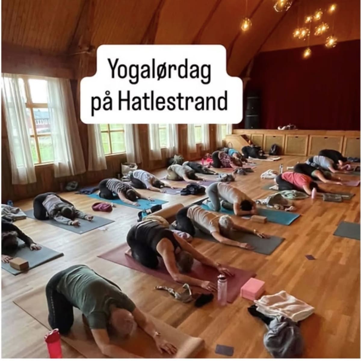 Plakat for Yogalørdag på Hatlestrand