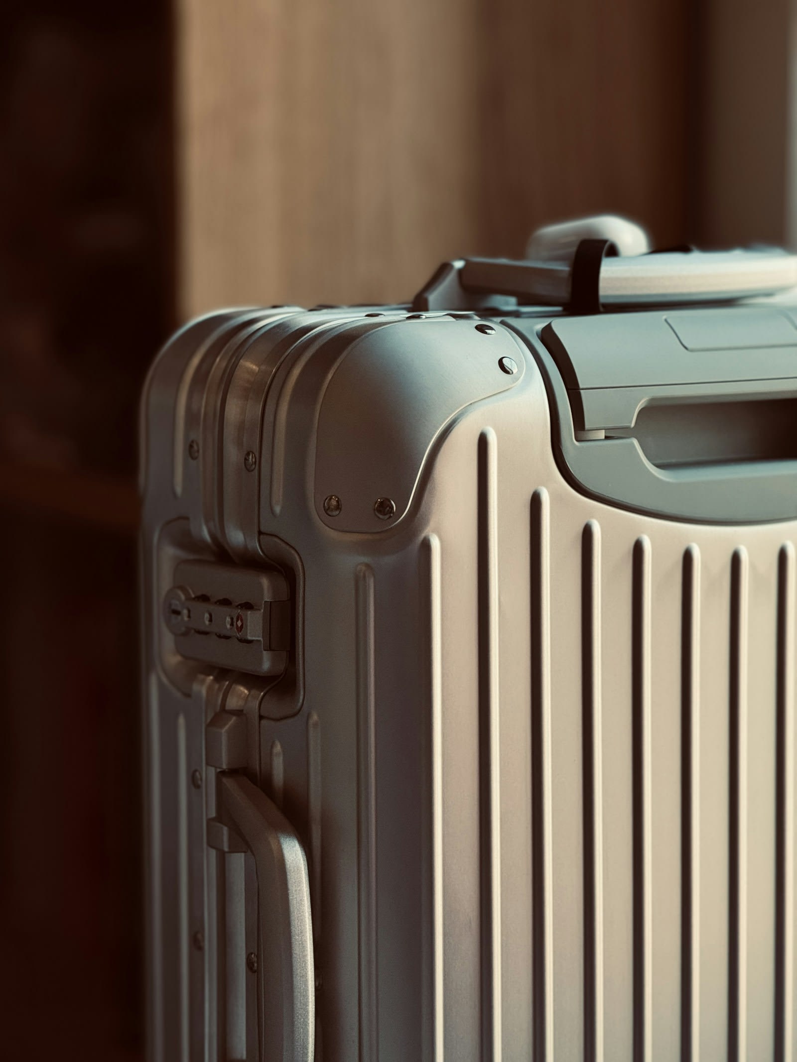 กระเป๋าเดินทาง Rimowa อลูมิเนียม Cabin สีเงิน มือสอง