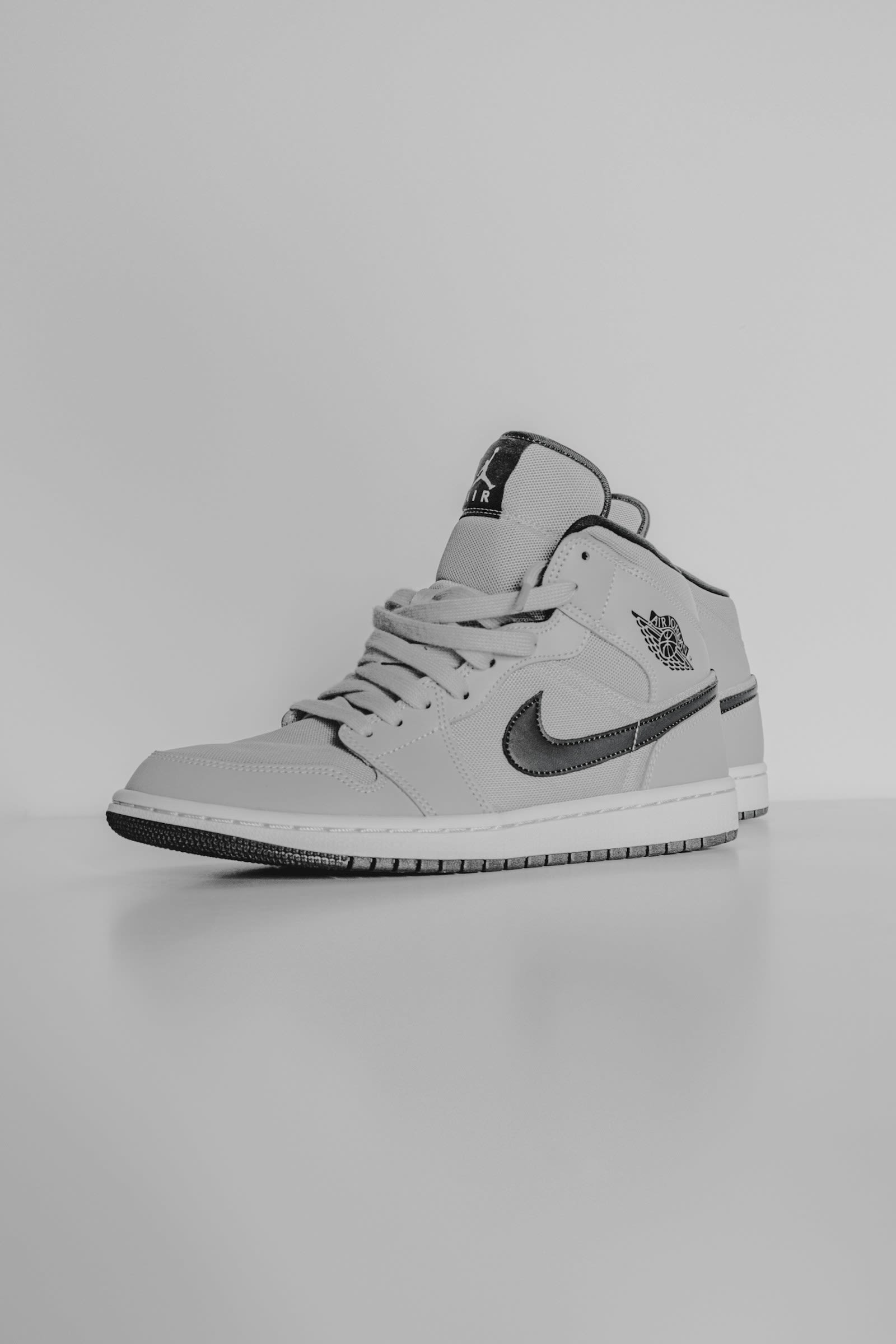 Nike Air Jordan 1 Mid สีขาวดำ ไซส์ US 9 มือสอง