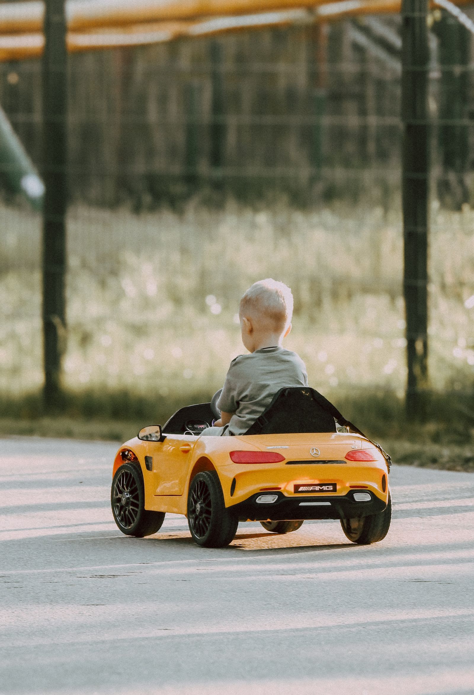 รถแบตเตอรี่เด็ก Mercedes สีขาว มีรีโมท มือสอง