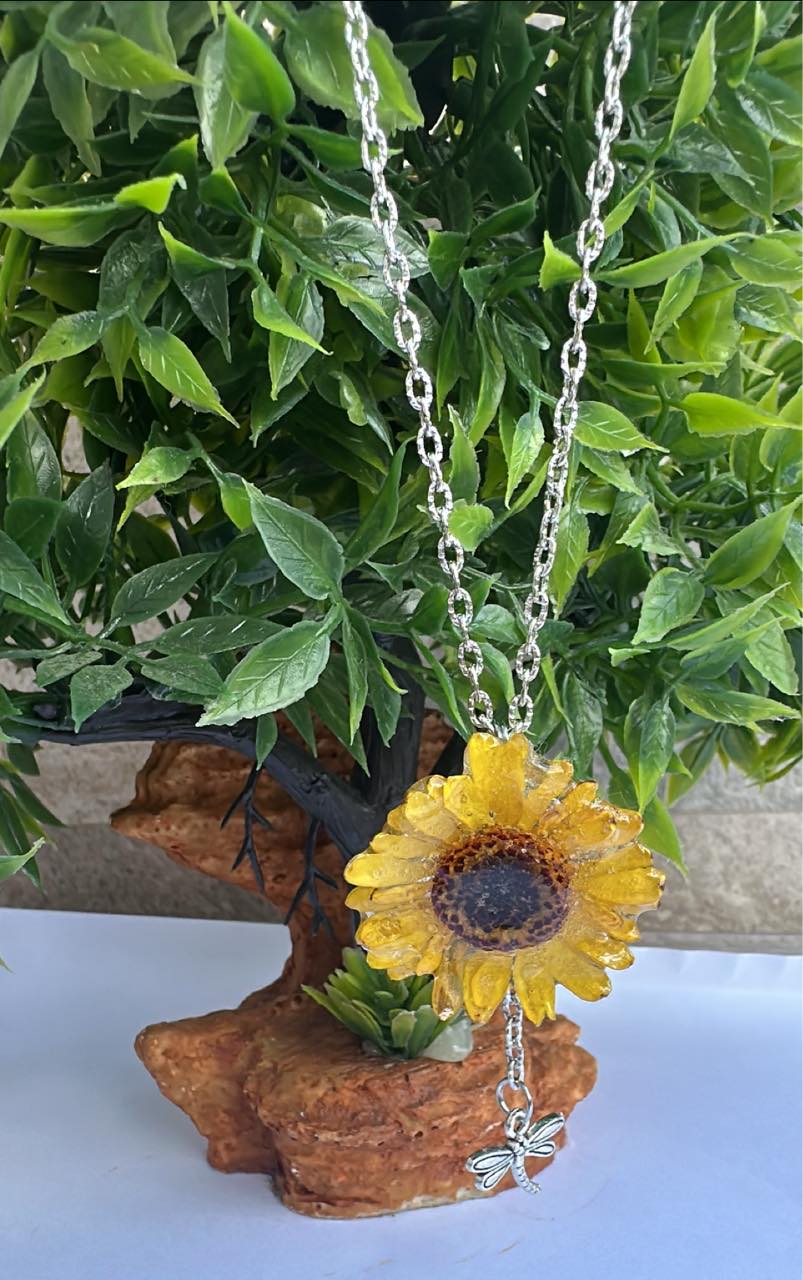 Joyería artesanal con flores naturales