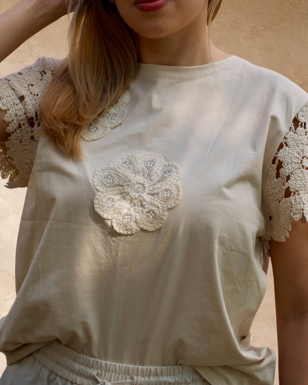Remera de Algodón con Mangas Crochet y Aplique