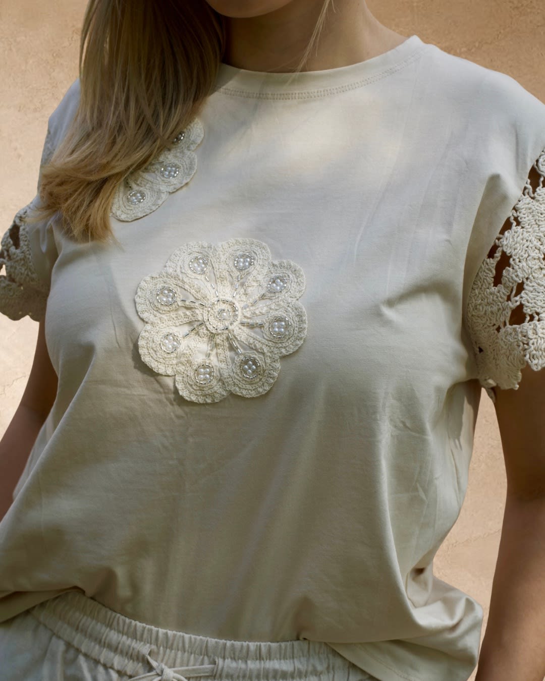 Remera de Algodón con Mangas Crochet y Aplique — imagen 2