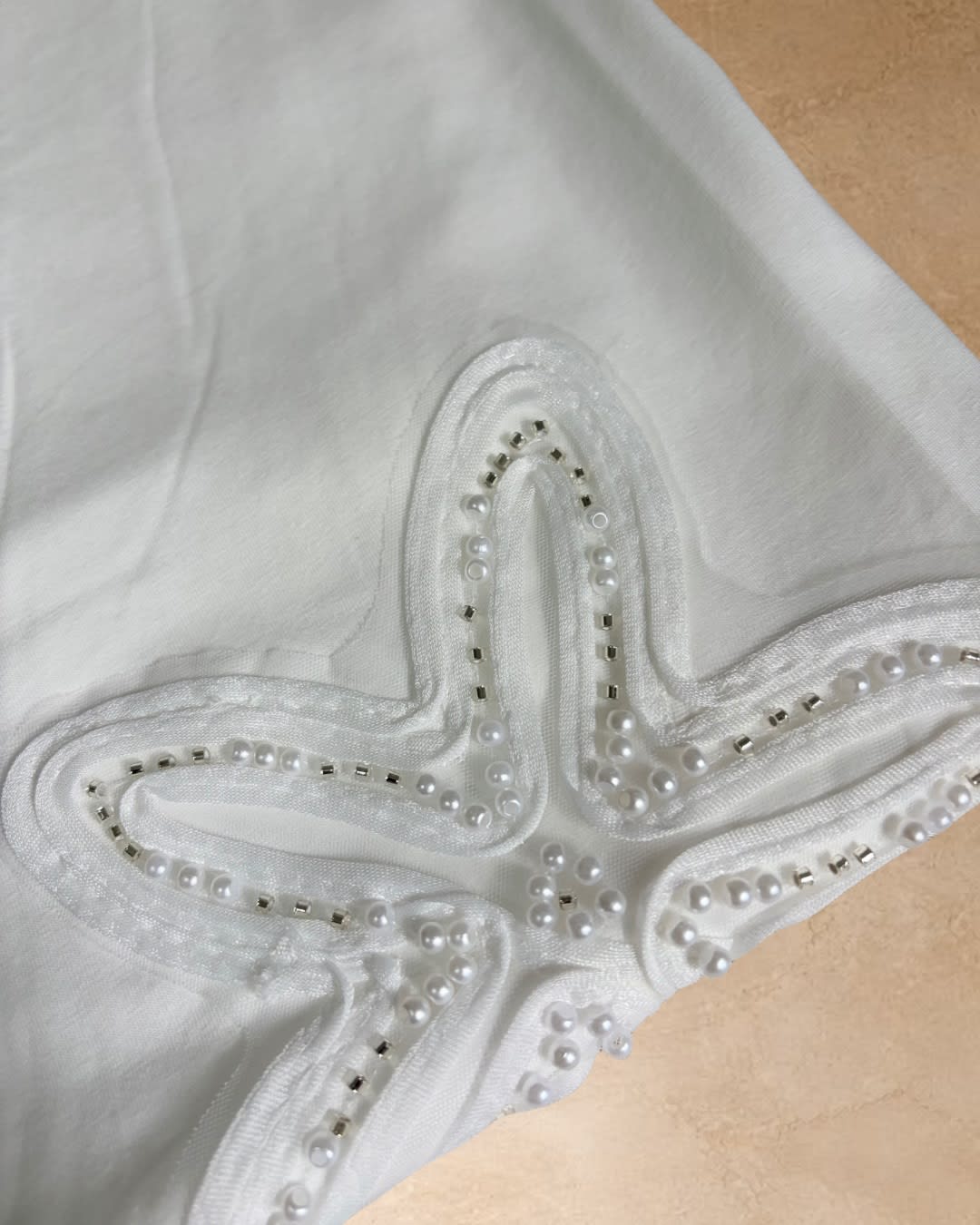Remera Bordada Estrella Perlas — imagen 4