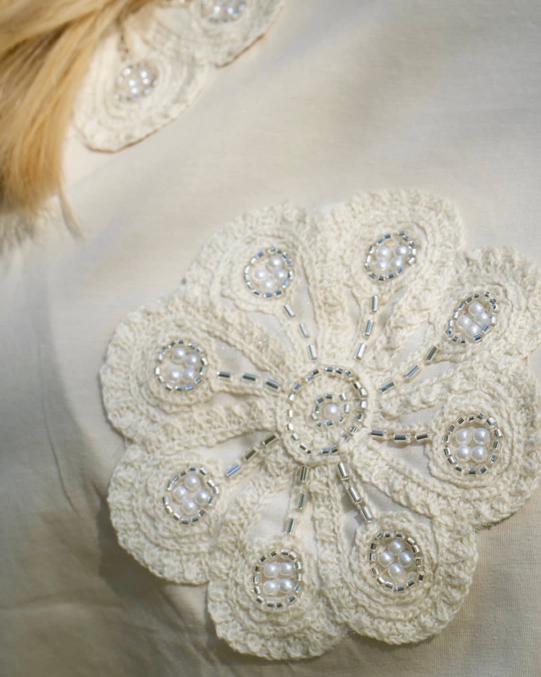 Remera de Algodón con Mangas Crochet y Aplique — imagen 3