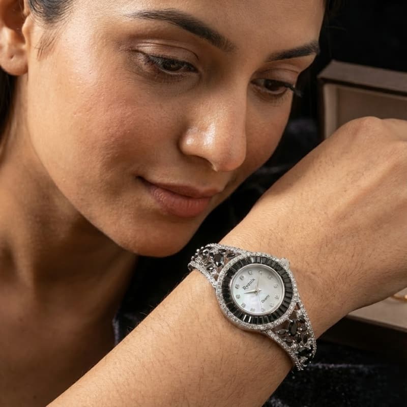 aradhya925 Women's Bracelet Type Black Round Dialer Watch