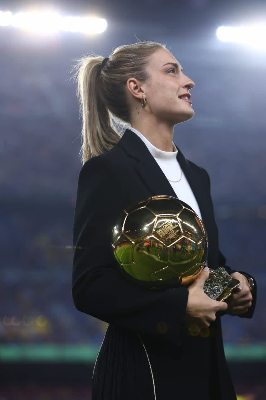 Golden Ball Winner Alexia Putellas — phone wallpaper preview