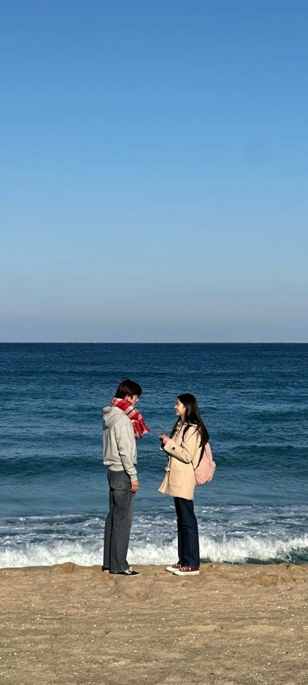 Winter Beach Couple by the Sea — phone wallpaper