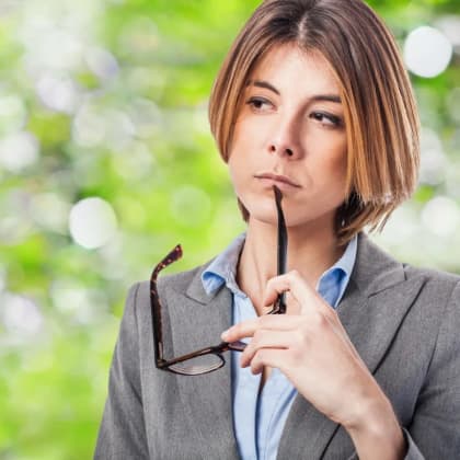 femme qui s'interroge
