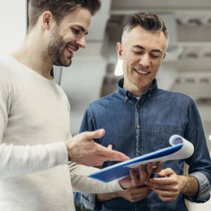2 hommes au travail 