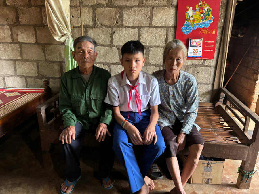 Tuổi già, bệnh tật nhưng ông bà nội vẫn cố gắng chăm lo cho em Trần Đình Vũ tiếp tục đến trường - Ảnh: T.N