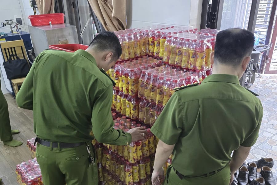 Lực lượng chức năng phát hiện, thu giữ hàng nghìn chai nước tăng lực giả do Nguyễn Sơn Tùng sản xuất.