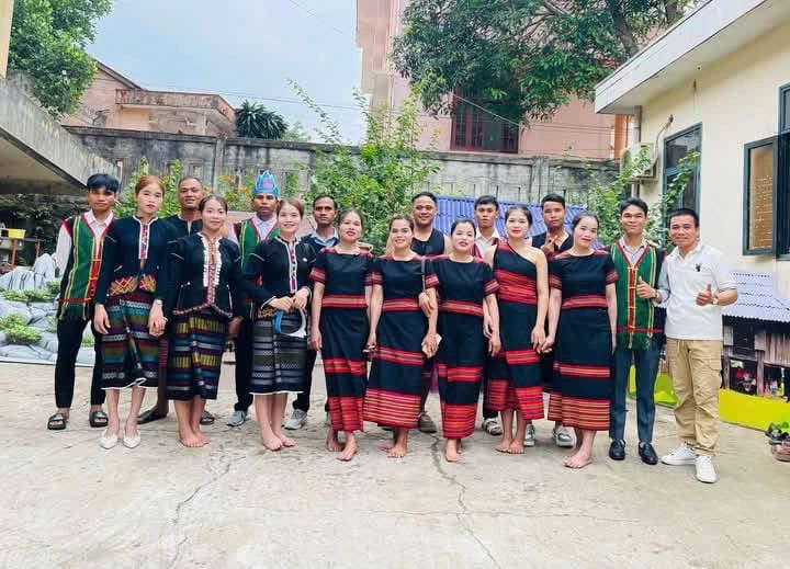 Đoàn viên thanh niên xã A Dơi tham gia văn nghệ ở địa phương.MH