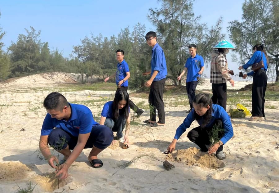 Hình ảnh đoàn viên, thanh niên phường Đồng Hới tích cực trồng cây xanh, góp phần lan tỏa ý thức bảo vệ môi trường và đa dạng sinh học - Ảnh: P.V
