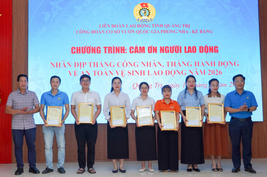 Đại diện lãnh đạo Ban Quản lý và Công đoàn cơ sở Vườn Quốc gia Phong Nha- Kẻ Bàng biểu dương các tập thể, đoàn viên có sáng kiến, cải tiến kỹ thuật tiêu biểu - Ảnh: N.H