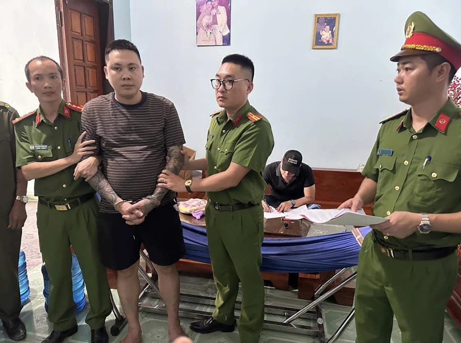 Cơ quan Công an đọc lệnh khám xét nơi ở của đối tượng Đoàn Văn Mười - Ảnh: HL