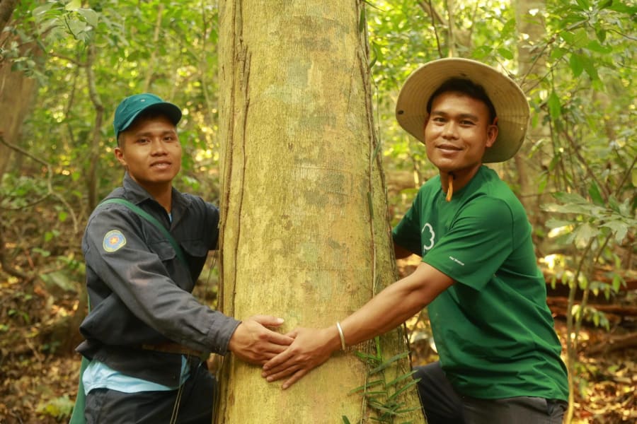 Anh Hồ Giỏi, Trưởng Ban quản lý Rừng rừng cộng đồng thôn Trăng-Tà Puồng (bên trái) và Hồ Rô tuần tra bảo vệ rừng - Ảnh T.L