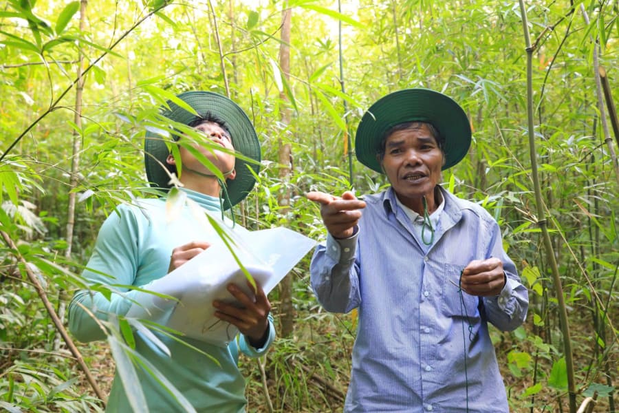 Ông Hồ Văn Chiến (bên phải)-Trưởng Ban quản lý Rừng công đồng thôn Chênh Vênh, Hướng Phùng - Ảnh T.L